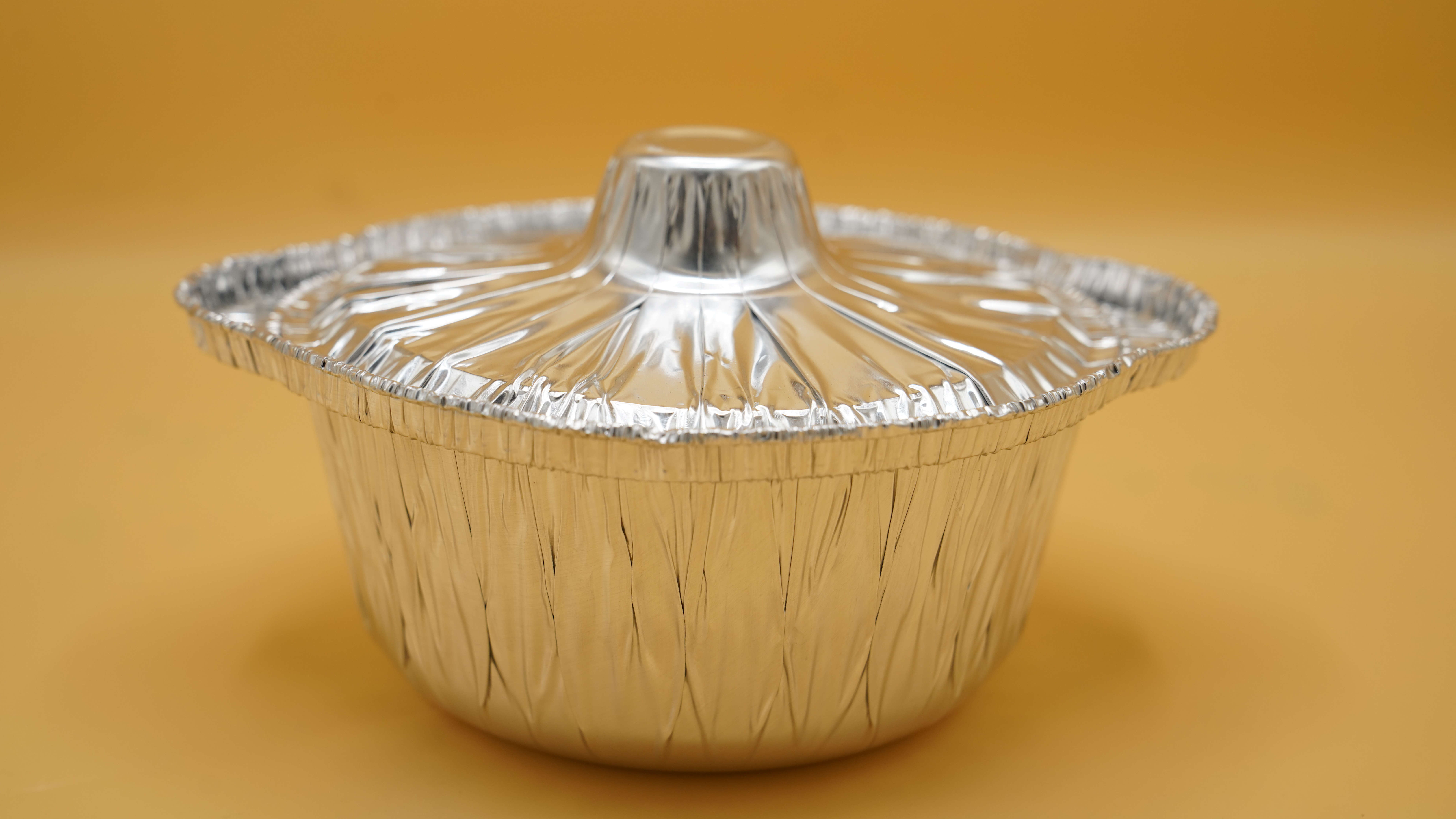 Aluminum cooking pots with lids to keep food fresh and handles for easy carrying. Disposable, very compact, 200 pieces.