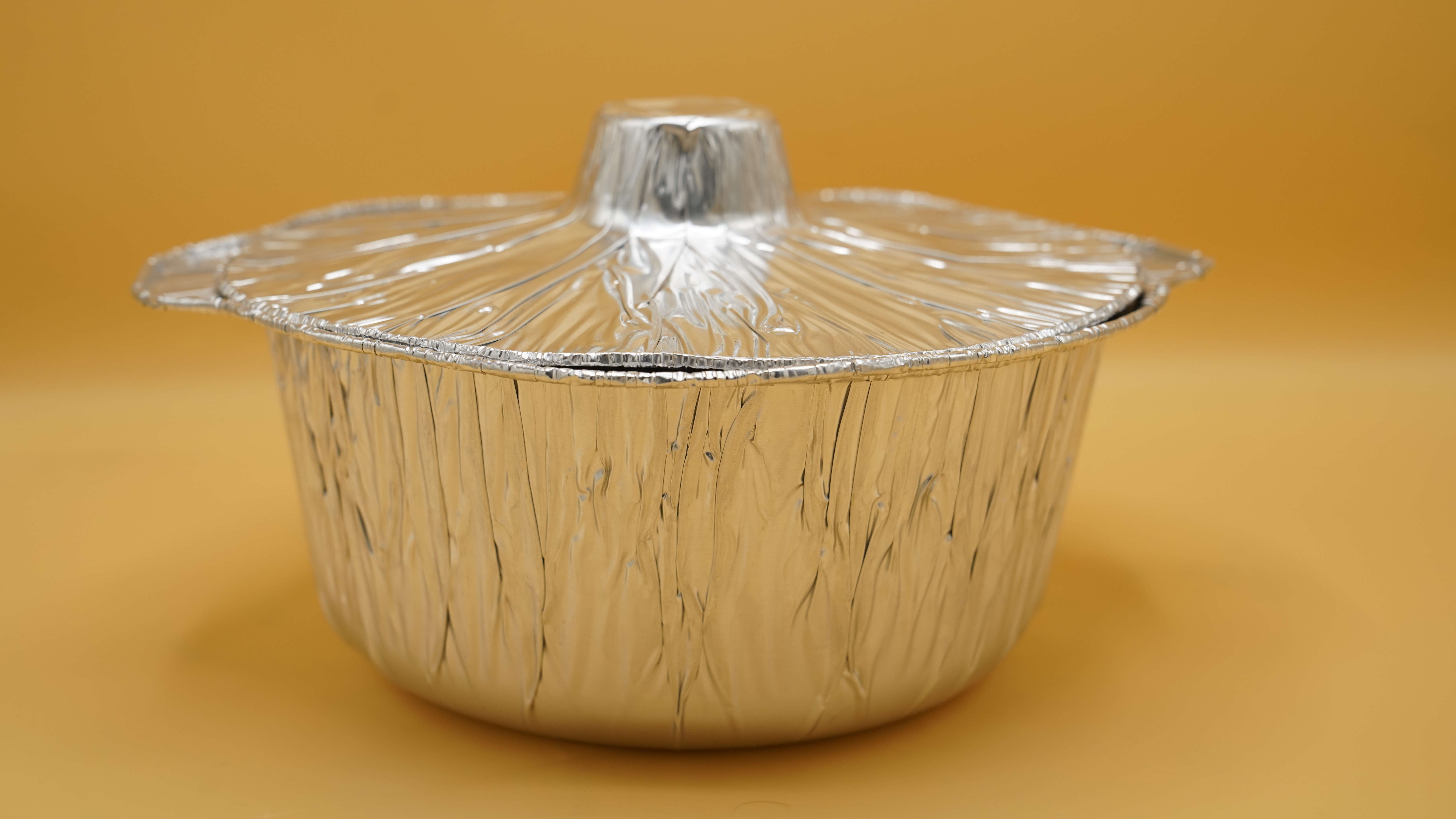 Aluminum cooking pots with lids to keep food fresh and handles for easy carrying. Disposable, medium size, 100 pieces.