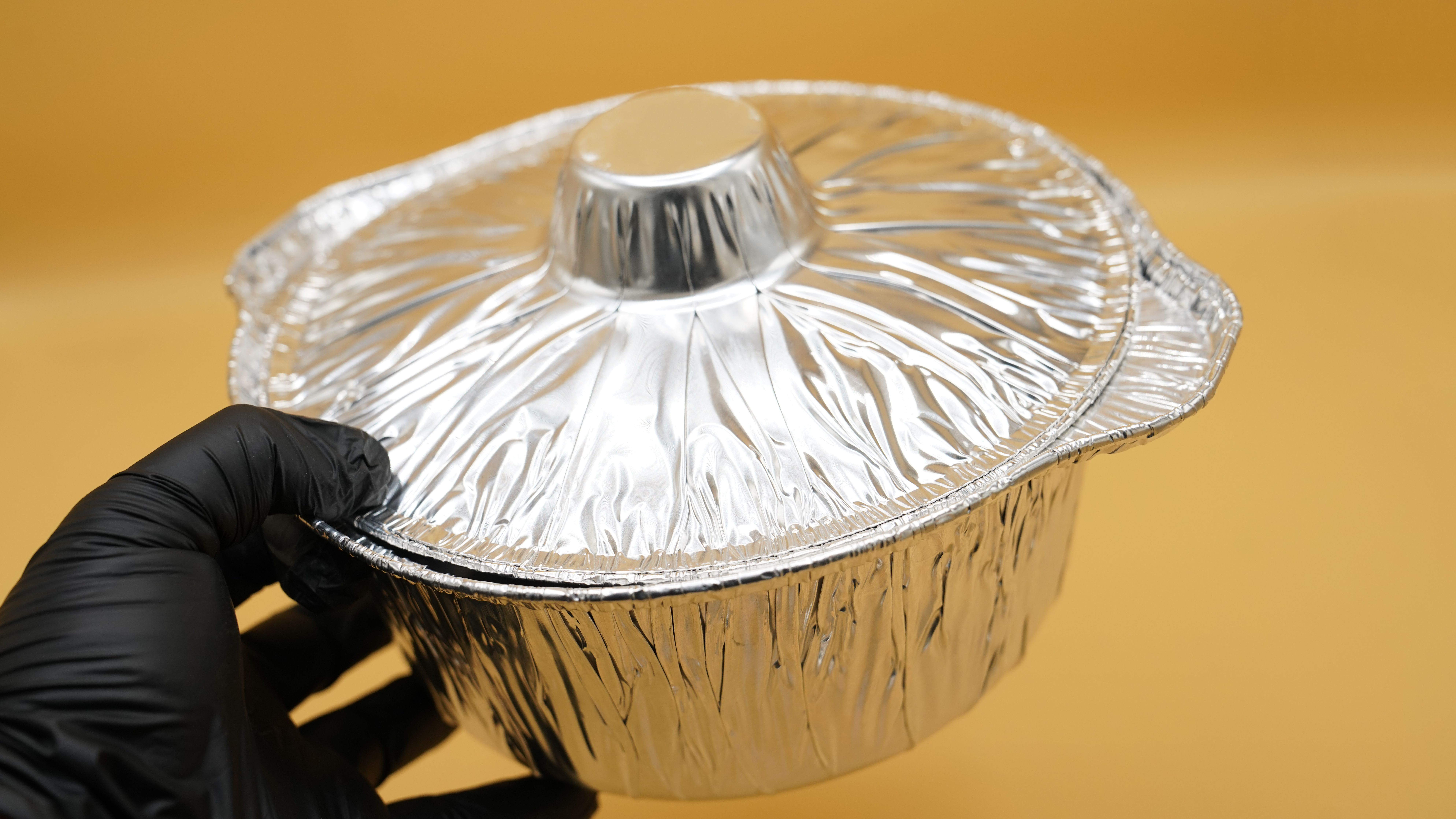 Aluminum cooking pots with lids to keep food fresh and handles for easy carrying. Disposable, compact size, 150 pieces.